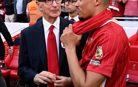 利物浦老板夫人分享阿诺德与丈夫合照，引发球迷对其未来的猜想