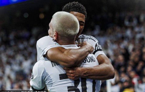 阿诺德社媒声援维尼修斯：足球场上的团结与友爱