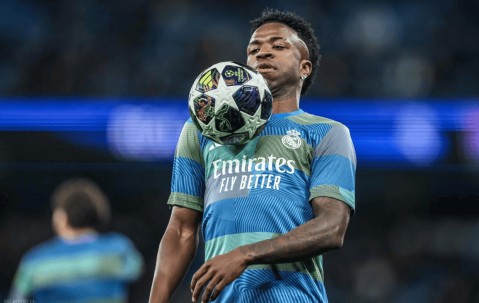 欧冠最大冤案？B席红牌引争议，球迷怒喷：裁判毁了比赛！