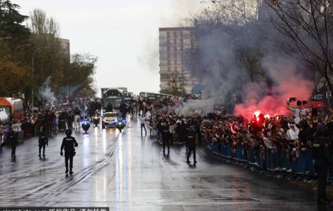 西甲惊天争议！姆巴佩禁区倒地未判点球，拉奥斯怒斥：视频助理裁判本该介入！