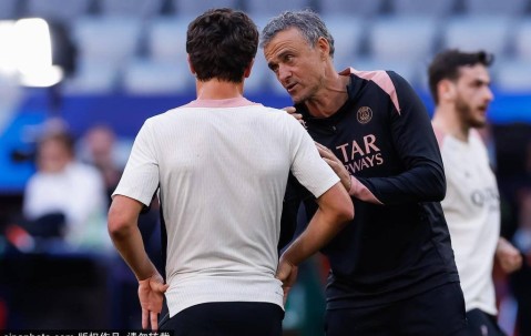 5-0！巴黎欧冠问鼎，恩里克“脱”颖而出！与柔道巨兽熊抱，致敬国米，燃爆慕尼黑！