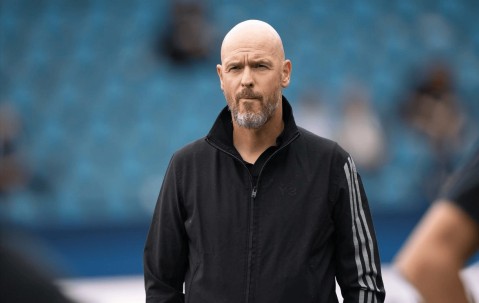 2-1，55岁滕哈赫发威：率德甲劲旅2连胜，22岁利物浦旧将利剑出鞘