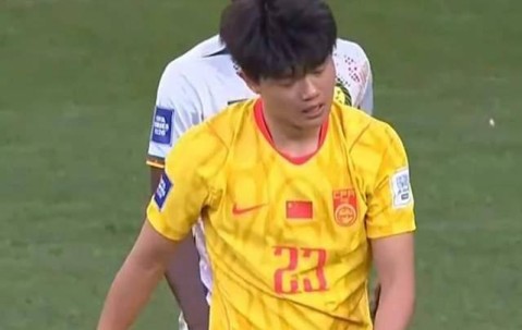 太强了！杨希首次代表国足两场比赛狂抢11次球：单挑碾压法甲球星！