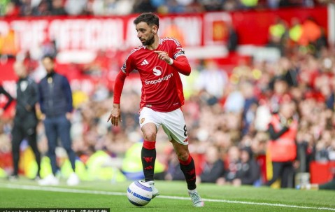 B费拒沙特亿万肥约，忠义留守曼联！齐尔克泽一图引爆：这才是红魔精神！